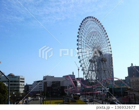 遊園地の観覧車と青い空 136932677