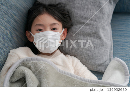 風邪をひいてソファで眠る子供 風邪をひいてソファで眠る子供 136932680