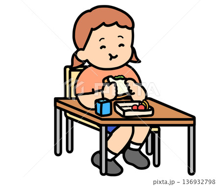ランチタイム 机でサンドイッチを食べる茶髪の女の子 ランチタイム 机でサンドイッチを食べる茶髪の女の子 136932798