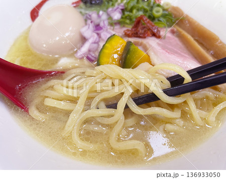 鶏ガラ塩ラーメン 澄んだスープのあっさり一杯 鶏ガラ塩ラーメン 澄んだスープのあっさり一杯 136933050