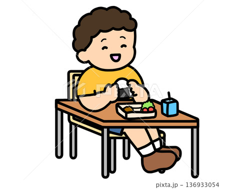 学校生活　おにぎりを食べるアジア人の男の子 136933054