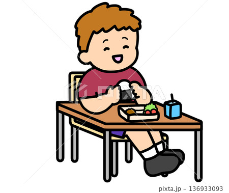 学校生活　おにぎりを食べる茶髪の男の子 136933093