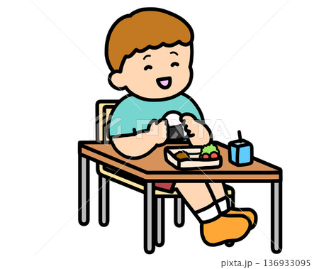 学校生活 おにぎりを食べる茶髪の男の子 学校生活 おにぎりを食べる茶髪の男の子 136933095
