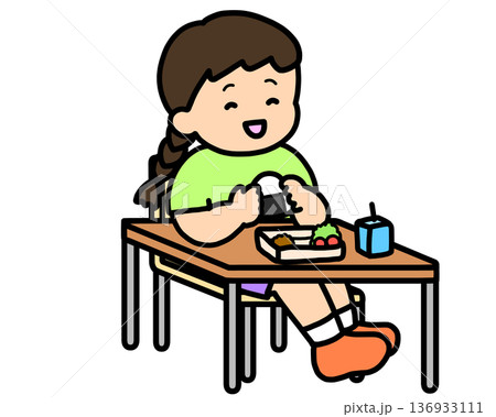 学校生活 おにぎりを食べるアジア人の女の子 学校生活 おにぎりを食べるアジア人の女の子 136933111