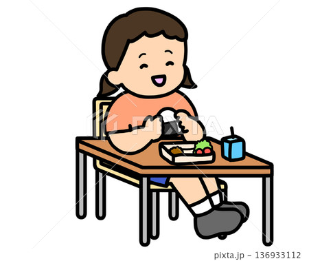 学校生活 おにぎりを食べるアジア人の女の子 学校生活 おにぎりを食べるアジア人の女の子 136933112