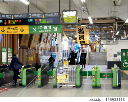 JR両国駅の改札口　東京都 136933118