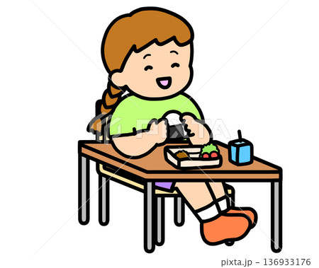 学校生活　おにぎりを食べる茶髪の女の子 136933176