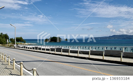沖縄県古宇利大橋と海の風景 沖縄県古宇利大橋と海の風景 136933184