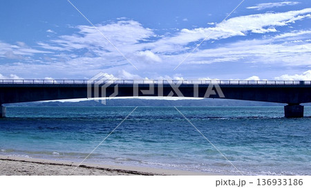 沖縄県古宇利大橋と海の風景 136933186