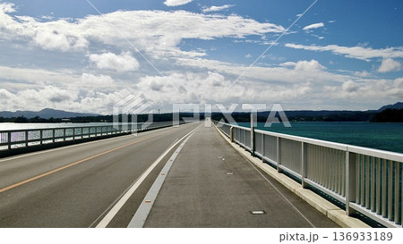 沖縄県古宇利大橋と海の風景 沖縄県古宇利大橋と海の風景 136933189