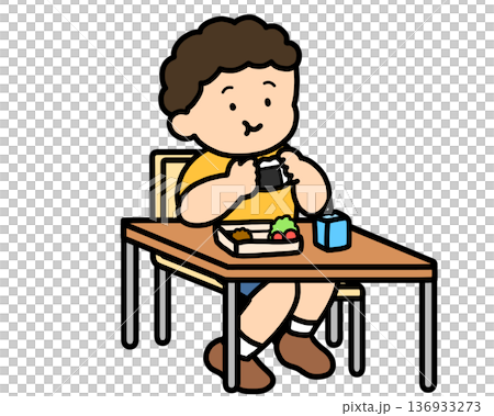 午餐時間:一個亞裔男孩在辦公桌前吃飯團 午餐時間:一個亞裔男孩在辦公桌前吃飯團 136933273