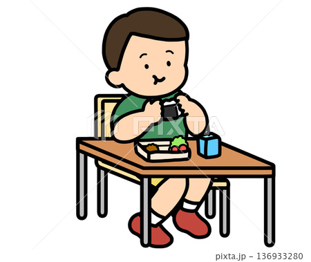 ランチタイム 机でおにぎりを食べるアジア人の男の子 ランチタイム 机でおにぎりを食べるアジア人の男の子 136933280