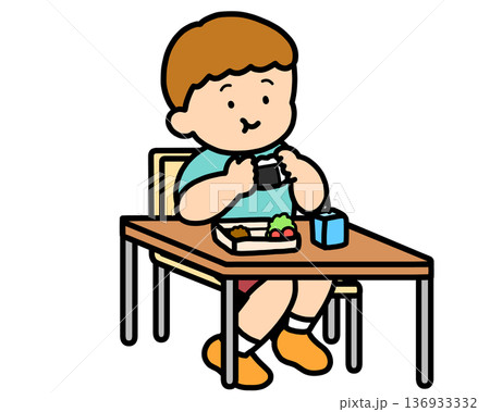 ランチタイム 机でおにぎりを食べる茶髪の男の子 ランチタイム 机でおにぎりを食べる茶髪の男の子 136933332