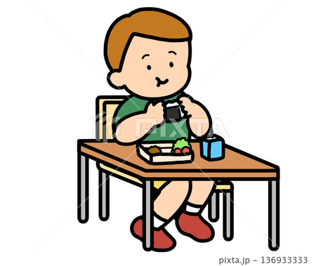 ランチタイム　机でおにぎりを食べる茶髪の男の子 136933333
