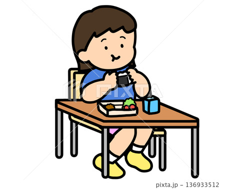 ランチタイム 机でおにぎりを食べるアジア人の女の子 ランチタイム 机でおにぎりを食べるアジア人の女の子 136933512
