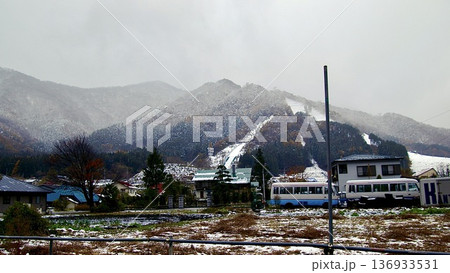 雪が積もった田舎の風景 136933531