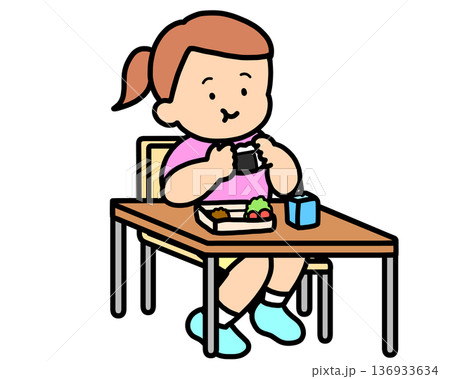ランチタイム　机でおにぎりを食べる茶髪の女の子 136933634