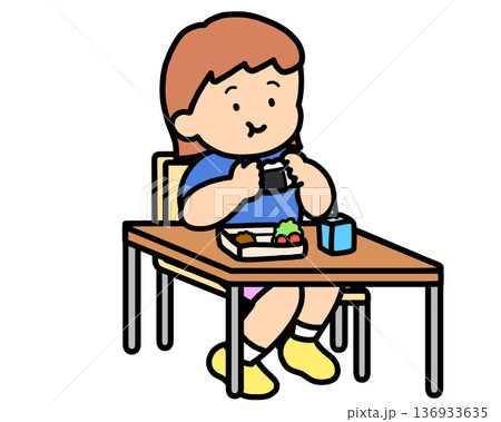 ランチタイム 机でおにぎりを食べる茶髪の女の子 ランチタイム 机でおにぎりを食べる茶髪の女の子 136933635