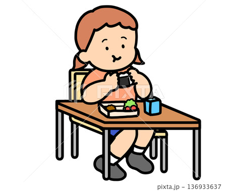 ランチタイム　机でおにぎりを食べる茶髪の女の子 136933637
