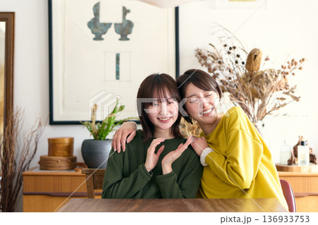 仲の良い女性2人 136933753