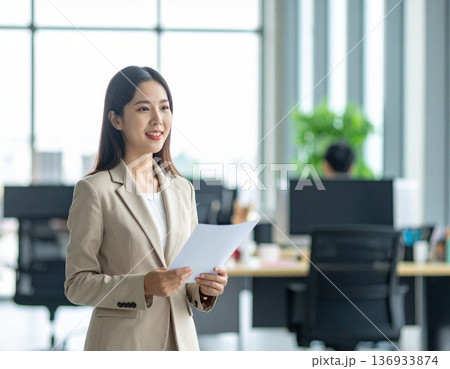 オフィスで書類を持つビジネスウーマン 136933874