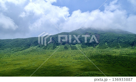 熊本県阿蘇市の草千里の風景 熊本県阿蘇市の草千里の風景 136933887