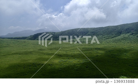 熊本県阿蘇市の草千里の風景 熊本県阿蘇市の草千里の風景 136933888