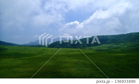 熊本県阿蘇市の草千里の風景 熊本県阿蘇市の草千里の風景 136933890