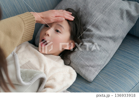体調の悪い女の子と看病する母親 136933918