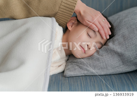 体調の悪い女の子と看病する母親 体調の悪い女の子と看病する母親 136933919