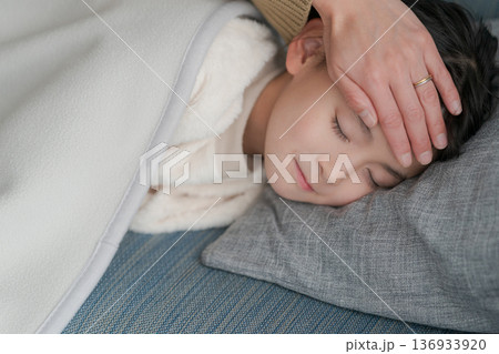体調の悪い女の子と看病する母親 体調の悪い女の子と看病する母親 136933920