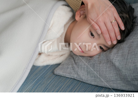 体調の悪い女の子と看病する母親 体調の悪い女の子と看病する母親 136933921