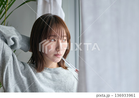 朝、歯を磨く女性 朝、歯を磨く女性 136933961
