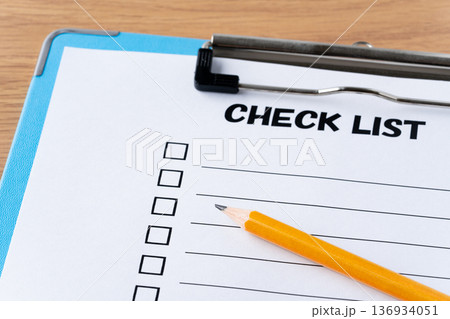 バインダーに挟んだチェックリストの紙と鉛筆 バインダーに挟んだチェックリストの紙と鉛筆 136934051