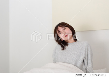 憂鬱な朝を迎えた女性 憂鬱な朝を迎えた女性 136934065