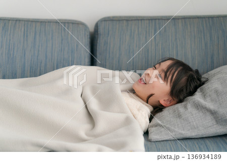 毛布にくるまる女の子 毛布にくるまる女の子 136934189
