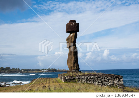 アフ・コテリク、タハイ儀式村の目のあるモアイ、イースター島、2025年11月 136934347