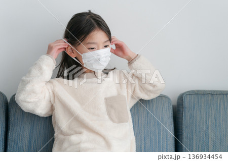 マスクをした女の子 マスクをした女の子 136934454