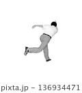 ボウリングの投球フォーム（フォロースルー）のイラスト 136934471