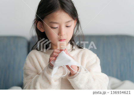 体調の悪い女の子 体調の悪い女の子 136934621