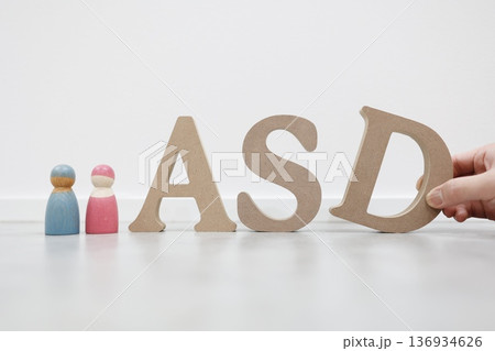 ASDの文字。自閉スペクトラム症や急性ストレス障害等の概念イメージ。 136934626