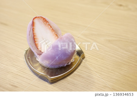 大粒の白餡いちご大福の断面。 大粒の白餡いちご大福の断面。 136934653