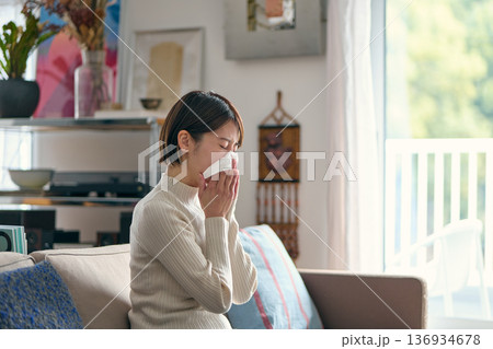鼻をかむ女性 136934678