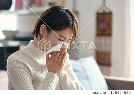 鼻をかむ女性 136934680