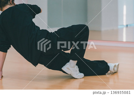 B-girlのフットワーク 136935081