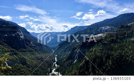 アメリカカリフォルニア州ヨセミテ国立公園のトンネルビューからの風景 136935103