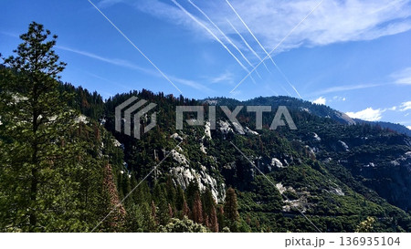 アメリカカリフォルニア州ヨセミテ国立公園のトンネルビューからの風景 136935104