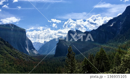 アメリカカリフォルニア州ヨセミテ国立公園のトンネルビューからの風景 136935105
