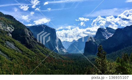 アメリカカリフォルニア州ヨセミテ国立公園のトンネルビューからの風景 136935107