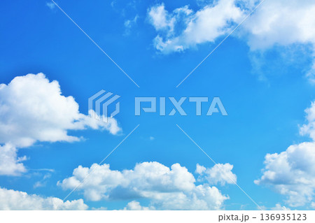 夏の青空と雲 夏の青空と雲 136935123